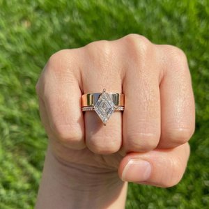 Bague de luxe en argent sterling 925 plaqué or avec diamant de laboratoire ajustable, bijou élégant et spectaculaire, pierre étincelante et brillante - Product Image 3