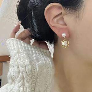 ต่างหูห้อยแฟชั่น ดีไซน์หรูหรา ประดับมุกแบน รูปดอกไม้ แนวทะเลลึก ลายดอกฟริทิลลาเรีย ดอกฮวาซาน ดอกคามิลเลีย สำหรับฤดูใบไม้ร่วงและฤดูหนาว - Product Image 4