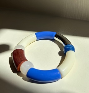 Bracelet élégant en résine avec finition design moderne, bijou léger et tendance, cadeau pour les femmes soucieuses de la mode - Product Image 1