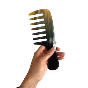 Peine de Cuerno de Vaca Natural Ecológico Hecho a Mano, Dientes Anchos, Antiestático, Cepillo para Masaje Capilar, Diseño Moderno, Regalo Empresarial, Decoración del Hogar - Product Image 1