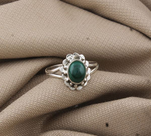 แหวนเงินแท้ 925 ประดับมรกตทรงกลม งานแฮนด์เมด สไตล์โบโฮคลาสสิก เรียบหรู แหวนเดี่ยว รับรองโดยเจไพร์ เหมาะสำหรับทั้งชายและหญิง ใช้ในงานแต่งงาน - Product Image 4