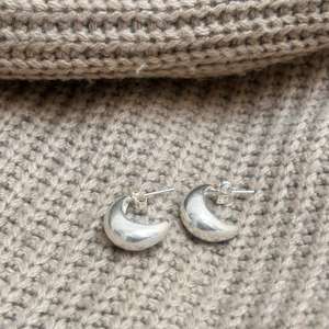 Pendientes colgantes de luna creciente, pendientes de luna de latón plateado, pendientes minimalistas de latón con diseño celestial para mujer al por mayor - Product Image 6