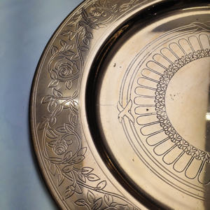 Grand plateau de service en cuivre plaqué avec motif de rose gravé – Plateau décoratif en métal à motif floral élégant pour le service du thé, la restauration de mariage - Product Image 4