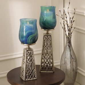 Candelabro artístico con ramas doradas, con delicadas flores y mariposas. Disponible a precios de mayorista. - Product Image 2