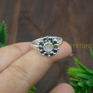 Anillo Bohemio Floral Hecho a Mano de Plata de Ley 925 con Piedra Lunar Arcoíris Natural para Mujer, Proveedor Mayorista de Joyería Vintage - Product Image 6
