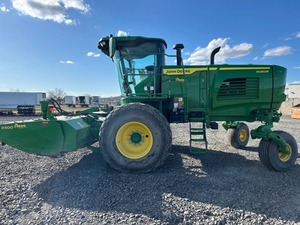 2023 W260R Windrower Équipement Premium Prêt à l'Exportation - Product Image 2