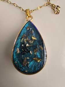 Collar Relicario del Océano Místico |   Colgante de Resina Azul Intenso |   Cadena de Serpiente con Cuentas para Mujer |   Joyería de Moda Hecha a Mano para Bodas y Fiestas - Product Image 6