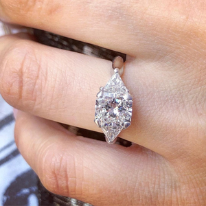 Anillo de compromiso de oro blanco con corte radiante y triángulo lateral, anillo de 3 piedras de circonita cúbica, anillo de propuesta de oro macizo de 14 quilates, regalo para esposa - Product Image 2
