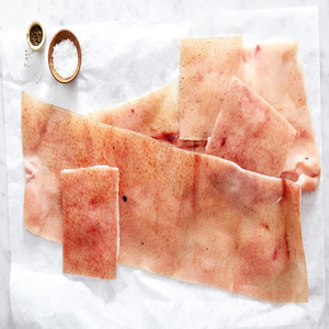 ขายดี หนังหมูแช่แข็งคุณภาพพรีเมียม คุณค่าทางโภชนาการสูง เกรด A กระบวนการ BQF ขายส่งจำนวนมาก มีสินค้าพร้อมส่ง คุณภาพดีที่สุดสำหรับการส่งออก - Product Image 6