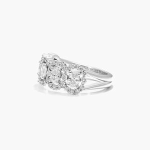 Bague en or blanc avec cinq pierres ovales et halo de diamants de laboratoire - Product Image 2