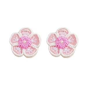 Pendientes clásicos unisex de cuentas de semillas hechos a mano, diseño de sombrero ovalado rosa, novedades, para profesores, boda - Product Image 3