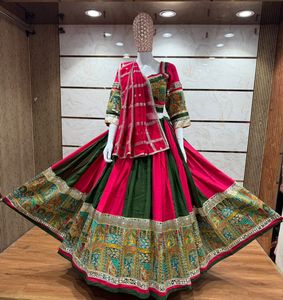 Conjunto Étnico de Chaniya Choli de Seda y Algodón Romano Premium con Dupatta con Trabajo de Espejos Reales para Bodas y Navratri - Product Image 5