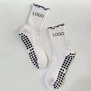 Chaussettes de sport antidérapantes personnalisées avec logo pour hommes, chaussettes de yoga et de pilates respirantes en coton à séchage rapide pour l'automne - Product Image 4