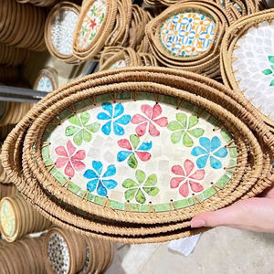 Plateau en rotin et nacre artisanal du Vietnam pour la présentation décorative de table, le service et l'aménagement intérieur - Product Image 1