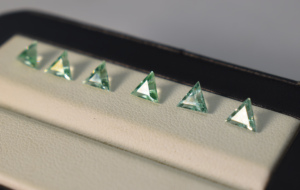 Saphir vert de laboratoire Corindon 10 mm facetté en forme de trion, pierres précieuses brutes de qualité AAA pour la fabrication de bijoux de luxe, pierres de naissance de septembre - Product Image 6
