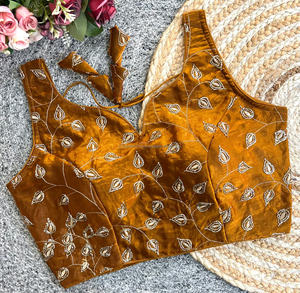 Chemisier de mariage moderne en soie tissée avec broderie de sequins, col en V, manches courtes, dos ouvert, 100 % soie - Product Image 5