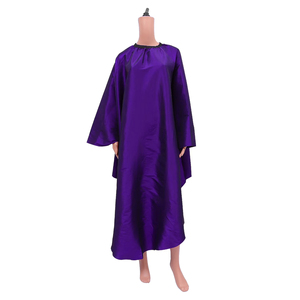Cape de coiffure professionnelle rouge imperméable en polyester, logo personnalisé, taille ajustable, pour salon de coiffure. - Product Image 1