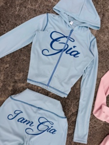 Ensemble deux pièces pour femme : sweat à capuche court zippé en maille côtelée personnalisée et pantalon évasé, haute qualité, surpiqûres contrastées, impression sérigraphiée - Product Image 3