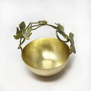 Bol martelé en métal doré fait main avec poignées en forme de branche florale, centre de table décoratif vintage, bols de service pour collations - Product Image 4
