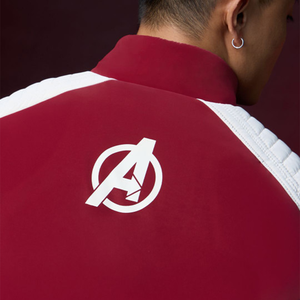 เสื้อแจ็คเก็ตวาร์ซิตี้สีแดงขาวลายอเวนเจอร์สสำหรับผู้ชาย แบบซิป คอตั้ง สวมใส่สบาย หนา ผลิตจากโพลีเอสเตอร์ กันลม เหมาะสำหรับฤดูใบไม้ร่วง ฤดูหนาว ใส่เดินป่า หรือเล่นหิมะ - Product Image 5