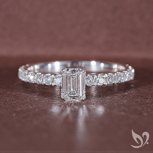 Anillo de compromiso con halo oculto de diamante cultivado en laboratorio con corte esmeralda de 0.5 quilates |   Anillo de oro macizo de 10k certificado por IGI - Product Image 1