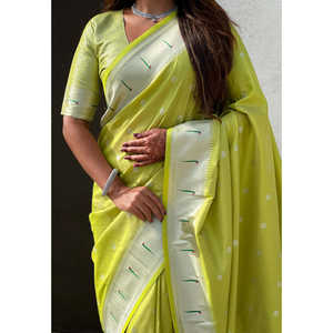 ผ้าไหมพิธานีลายดอกบัวและนกยูงสีเขียวประดับด้วยดิ้นทอง ผลิตโดย Elite Weaves ผู้ผลิตเสื้อผ้าอินเดียและปากีสถาน - Product Image 3