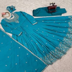 Tenue Anarkali en soie américaine de créateur VASTRA COTTAGE avec travail de broderie et de sequins, pantalon élastique et dupatta assorti, robe élégante - Product Image 5
