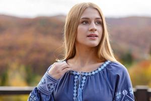 Vestido tradicional ucraniano azul marino de lujo de lino de alta calidad elegante hermoso estilo de manga larga vestido informal bordado a mano - Product Image 3