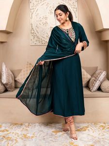 Conjunto de Kurta y Pantalón de Seda Vichitra Premium con Bordado y Dupatta de Seda Vichitra, Listo para Usar, Kurti de 48 Pulgadas de Largo, Venta al por Mayor, India - Product Image 3