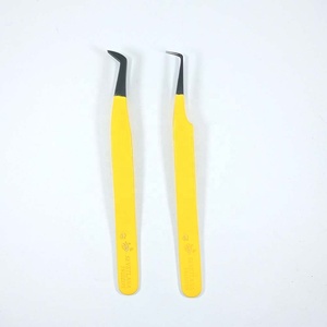 Juego de 2 pinzas de extensión de pestañas amarillas con logotipo de empresa personalizado con punta puntiaguda negra y mango liso - Product Image 1