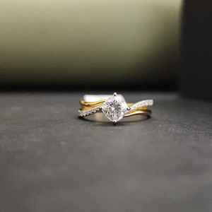 Anillo de Compromiso de Lujo con Moissanita Amarilla Corte Cojín y Engaste de Garras, Certificado IGI, Oro Sólido de 14K, 2.27ct, de Moda - Product Image 2