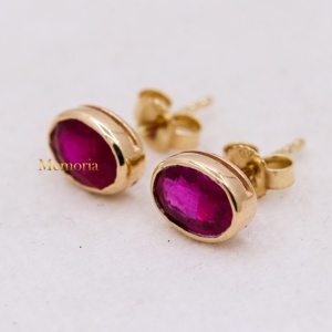 Vente en gros de boucles d'oreilles à clous en or jaune 14 carats avec rubis ovales naturels sertis dans un cadre, Memoria Jewels - Product Image 3