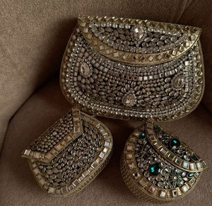 Nouvelle Pochette de Soirée Ethnique de Luxe 2026 avec Ornements Métalliques Kundan pour Mariage et Fêtes – Sac de Soirée Tendance - Product Image 5
