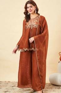 Ensemble prêt-à-porter en soie froissée avec broderie à motifs de designer, composé d'un haut, d'un bas et d'un dupatta, entièrement cousu. - Product Image 1