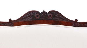 Sofá Sofisticado de Silueta Curva que Combina Detalles en Madera Oscura Intensa y Tapicería en Arena Clara sin Juntas - Product Image 6