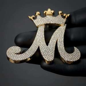 Pendentif de luxe en argent 925 plaqué or, lettre M avec couronne, micro-incrustation de moissanite taille brillant rond, breloque unisexe style Hip Hop - Product Image 3