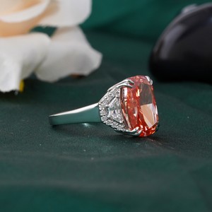 Anillo de Oro de 14K con Diamante Cultivado en Laboratorio de Corte Cojín Rojo Intenso de 7.01 CT, Engaste de Garras, Color Fantasía Raro y Exclusivo - Product Image 3