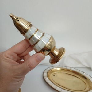 Ensemble de salière et poivrière en nacre et métal doré avec plateau, vaisselle décorative haut de gamme pour la maison et l'hôtellerie - Product Image 2