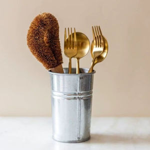 Portacubiertos decorativo de hierro para una decoración llamativa en la cocina, que crea un enfoque visual y un práctico arreglo de utensilios. - Product Image 1