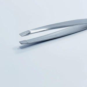 Pinzas Profesionales para Cejas de Acero Inoxidable de Alta Calidad con Punta Inclinada, Diferentes Diseños, Acabado Mate, con Color y Logotipo Personalizados - Product Image 3