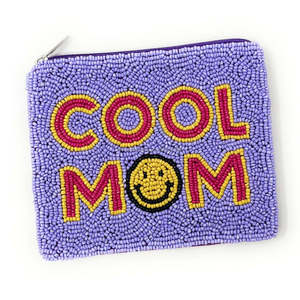 Porte-monnaie perlé Cool Mom avec visage souriant violet, mini portefeuille zippé, cadeau Fête des Mères, accessoire amusant, vente en gros pour boutiques - Product Image 2