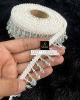 Robe de mariée de luxe haut de gamme, traditionnelle, faite à la main, avec bordure en dentelle et cristaux blancs en forme de goutte d'eau, style sari ou lehenga