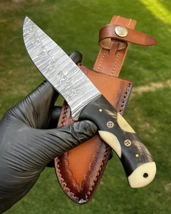 มีดทำมือสำหรับล่าสัตว์และแล่เนื้อ เหล็กดามัสกัส ใบมีดตรง ด้ามทำจากเขาสัตว์และกระดูก พร้อมปลอกหนัง รับผลิตตามแบบ ODM คุณภาพระดับอุตสาหกรรม - Product Image 6