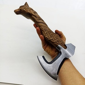 Hacha Vikinga de Acero al Carbono Forjada a Mano con Mango de Madera de Olivo y Funda de Cuero - Hacha para Acampar al Aire Libre para Partir Leña - Product Image 5