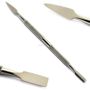 Empujador de Cutículas de Doble Punta de Acero Inoxidable Quirúrgico de Precisión Mundial con Empuñadura Moleteada, Herramienta de Manicura y Pedicura, Color Plata, Caja de Calidad - Product Image 1
