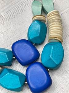 Collier pendentif en résine colorée, bijoux artistiques faits à la main, collier papillon en résine, cadeau fait à la main pour les amoureux de la nature, collier en résine fait à la main - Product Image 1