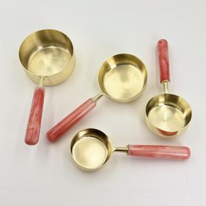 Juego de 4 Tazas Medidoras de Metal de Acero Inoxidable con Recubrimiento PVD Dorado Ecológico y Asas de Resina para Repostería, Cocina, Hogar y Hotel - Product Image 3