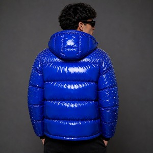 Chaqueta acolchada de PU azul personalizada para hombre, cuello alto, cierre de cremallera, estampado de lentejuelas brillantes, estilo urbano, relleno grueso de poliéster - Product Image 5