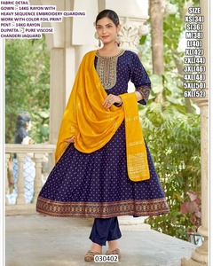 Robe Anarkali Gulshan Noir moderne, respirante et confortable, longue jusqu'au sol, en rayonne, avec broderie et veste - Product Image 2