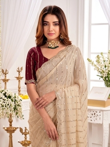 AARA Fashion Beige Seidensari mit weinroter Bluse – Traditionelle Hochzeitskleidung für Damen, bodenlang, normale Passform, Indien-Pakistan-Stil - Product Image 2
